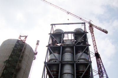 貴定海螺盤江公司首條生產線預熱器框架順利封頂